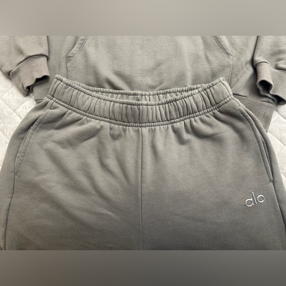 Alo Accolade Sweat Set - Picture 5 of 6